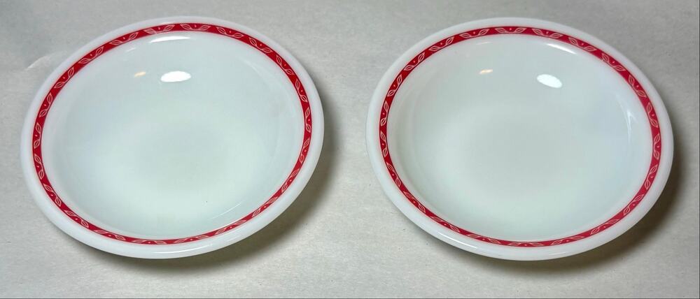 Vtg Pyrex (Corning) Red Laurel Leaf Vitrified Milk Glass 706 Fruit/Saucer Bowl